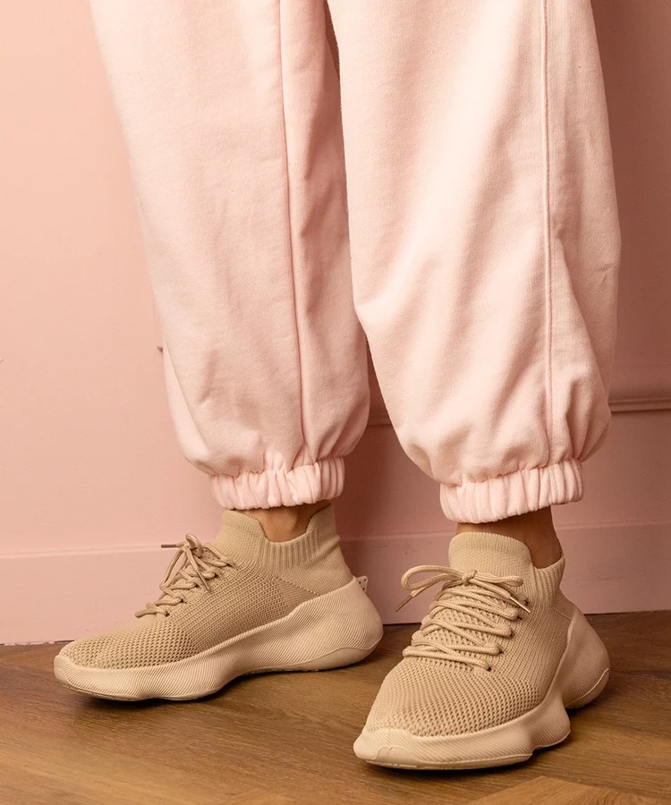 Beżowe sportowe sneakersy ze skarpetkową cholewką Zurry