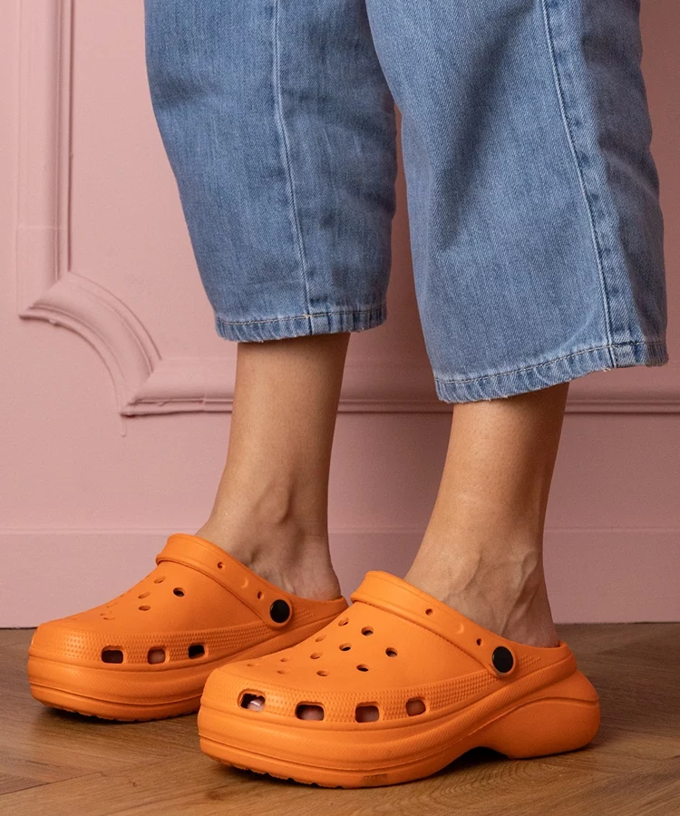 Pomarańczowe zabudowane klapki na platformie Kameris