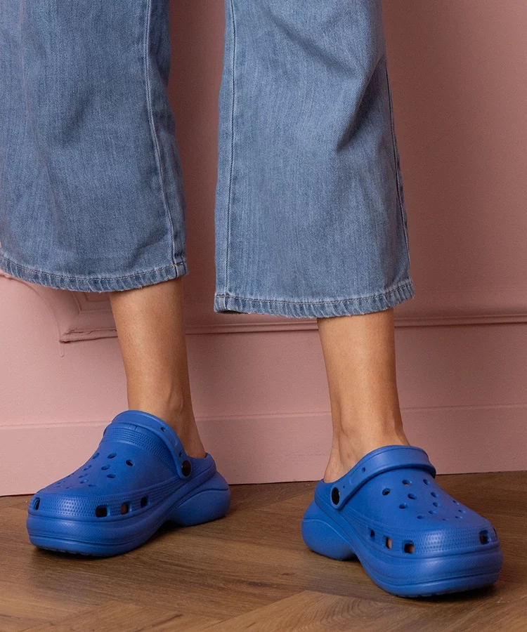 Niebieskie zabudowane klapki na platformie Kameris