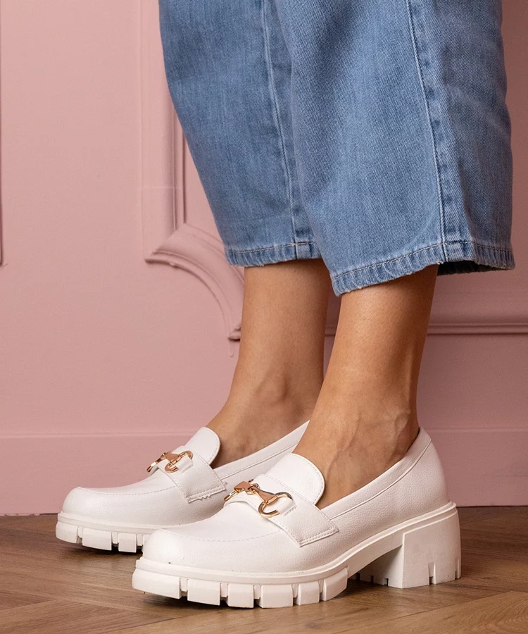 Białe półbuty na niskim słupku ze złotą ozdobą Marela