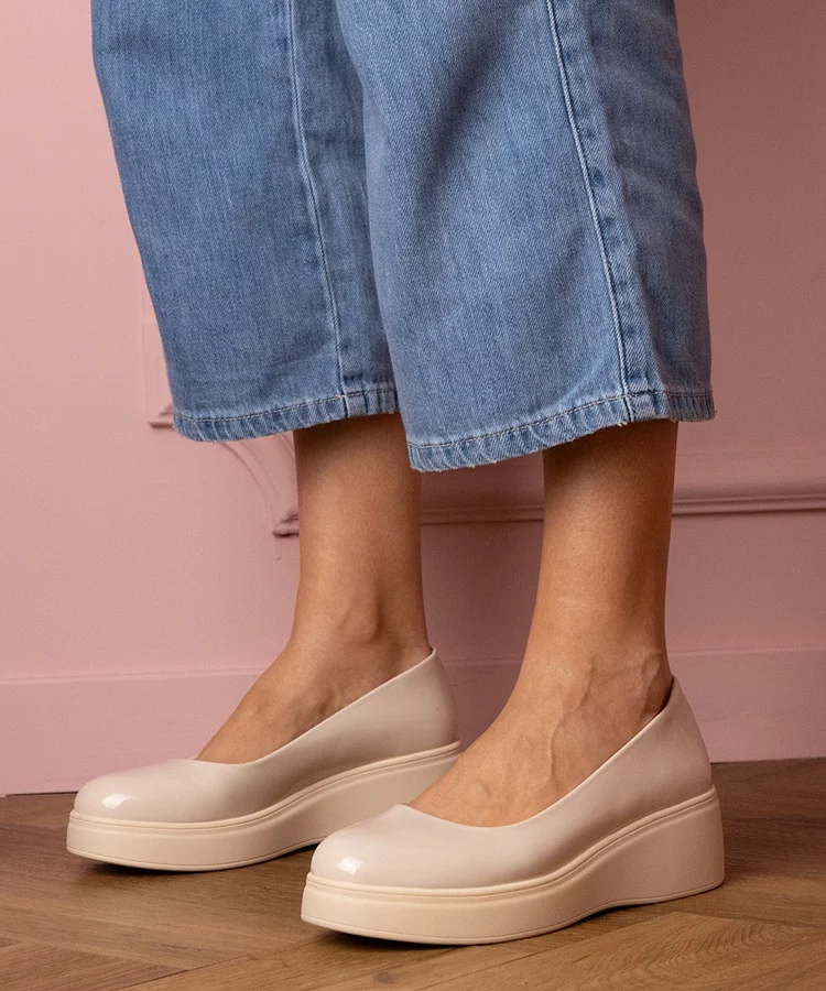 Beżowe półbuty lakierowane na platformie Nikara