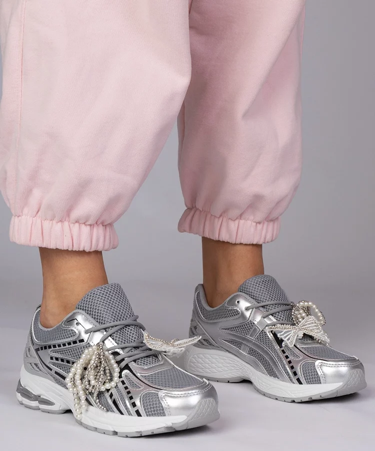 Srebrne sneakersy z odpinanymi ozdobami Lekrus