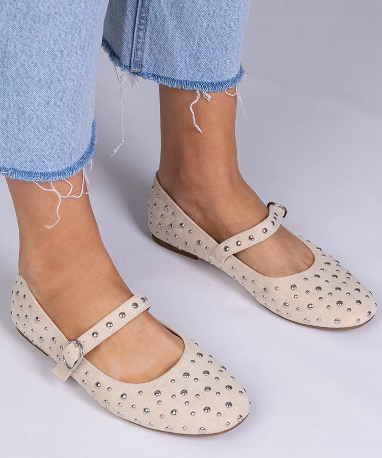 Beżowe balerinki ze ćwiekami i sprzączką Salos