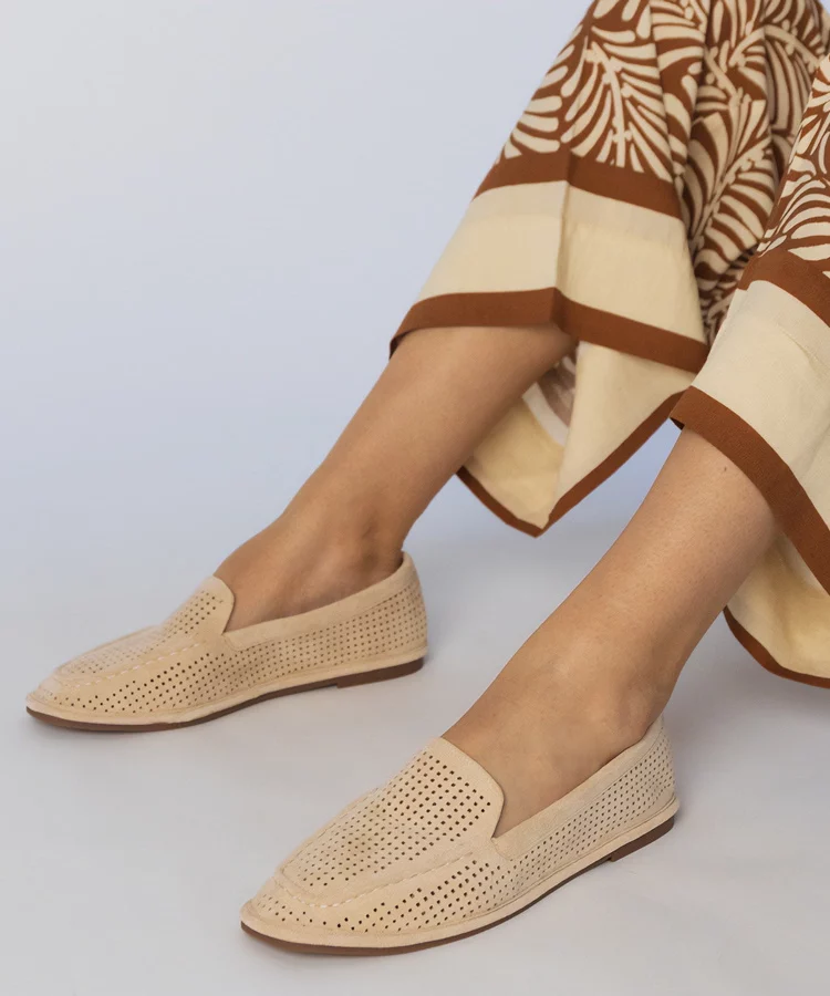 Beżowe mokasyny ażurowe z ekozamszu Stanila