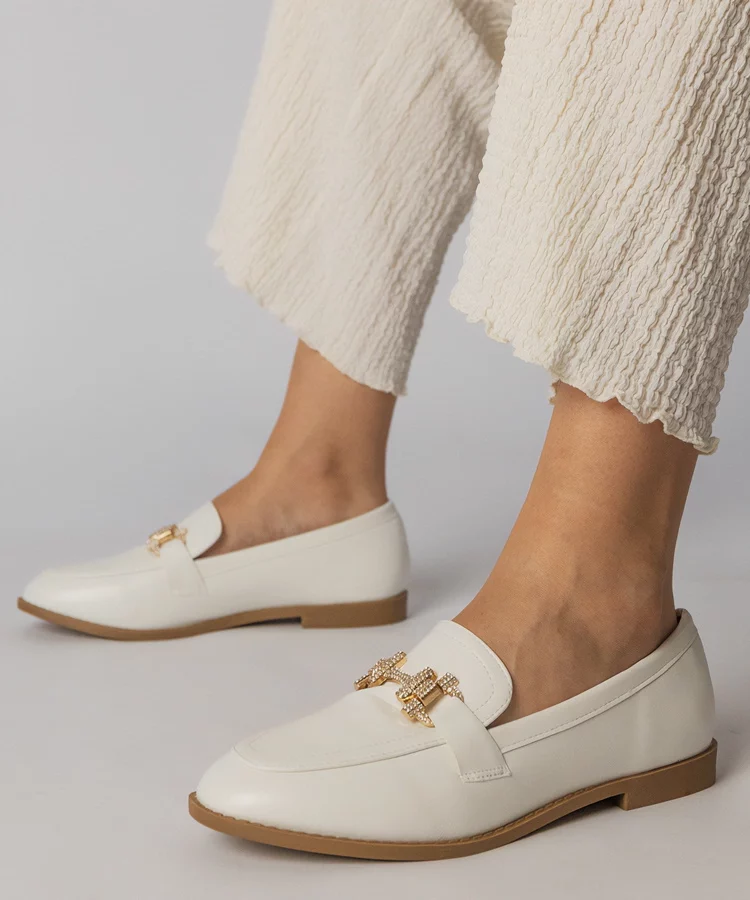 Białe mokasyny zdobione cyrkoniami Kalinta