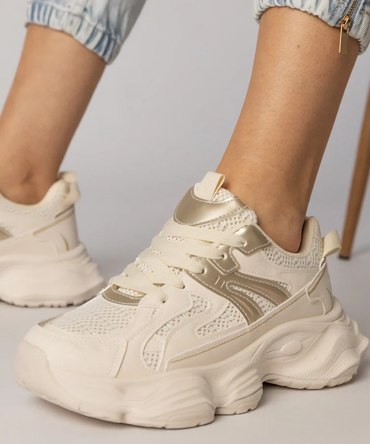 Beżowe sneakersy damskie sportowe ze złotą wstawką Sandra