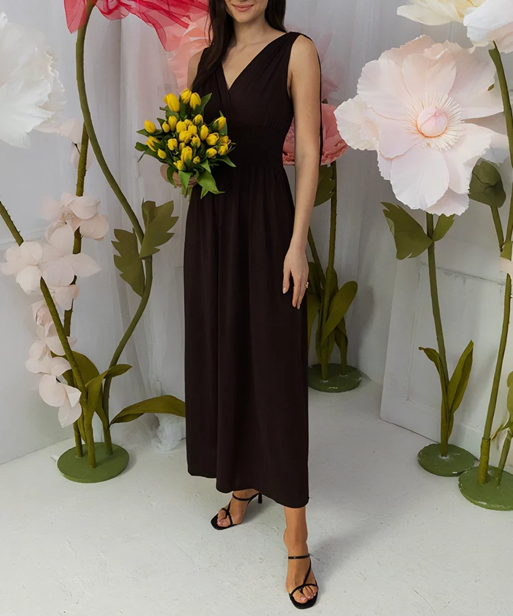 Brązowa sukienka maxi z marszczeniami Petrona