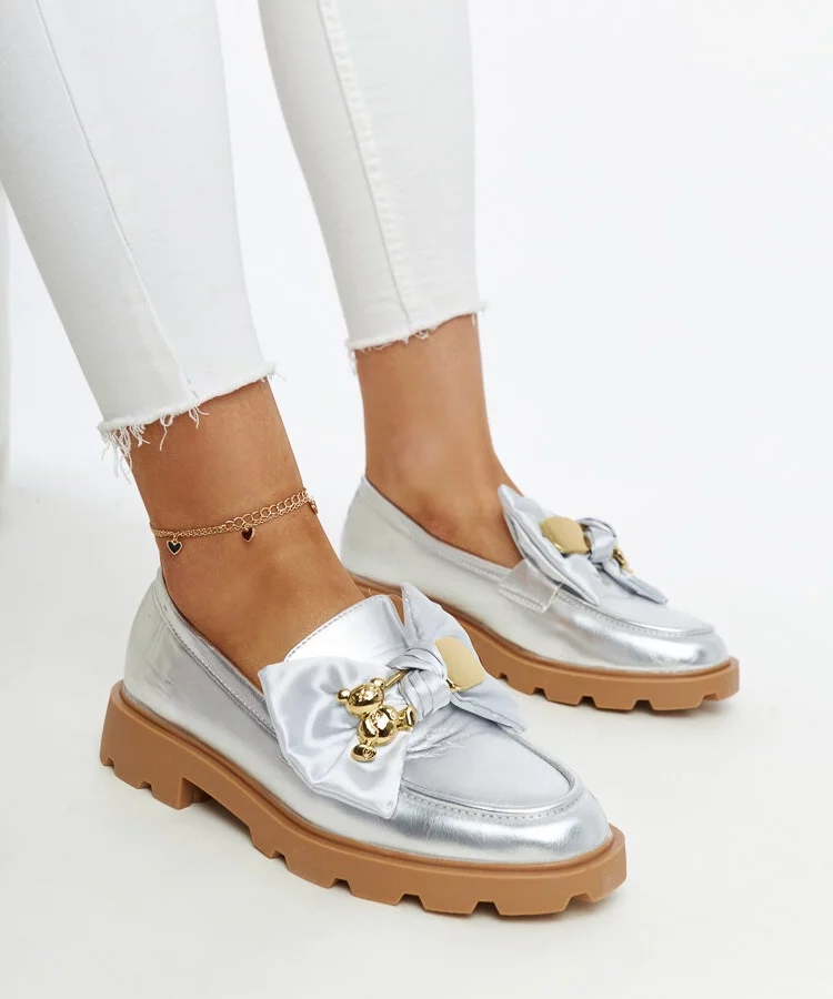 Srebrne mokasyny z ozdobną agrafką Bogumila