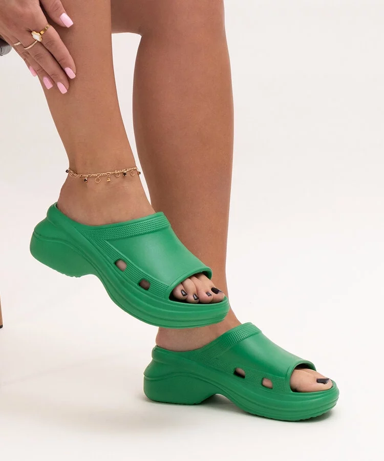 Zielone klapki na grubej podeszwie Elina