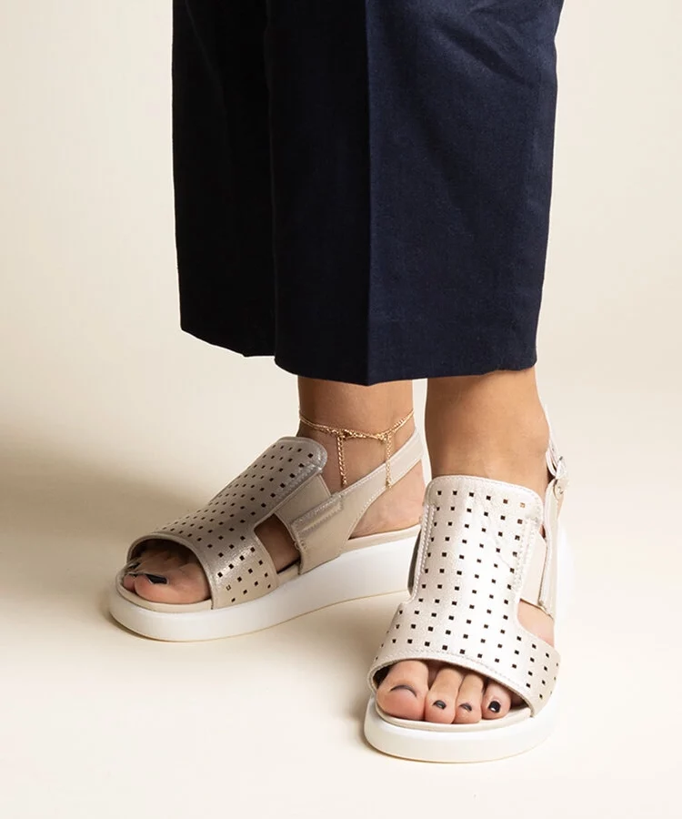 Złote sandały z ażurowa cholewką Imogne