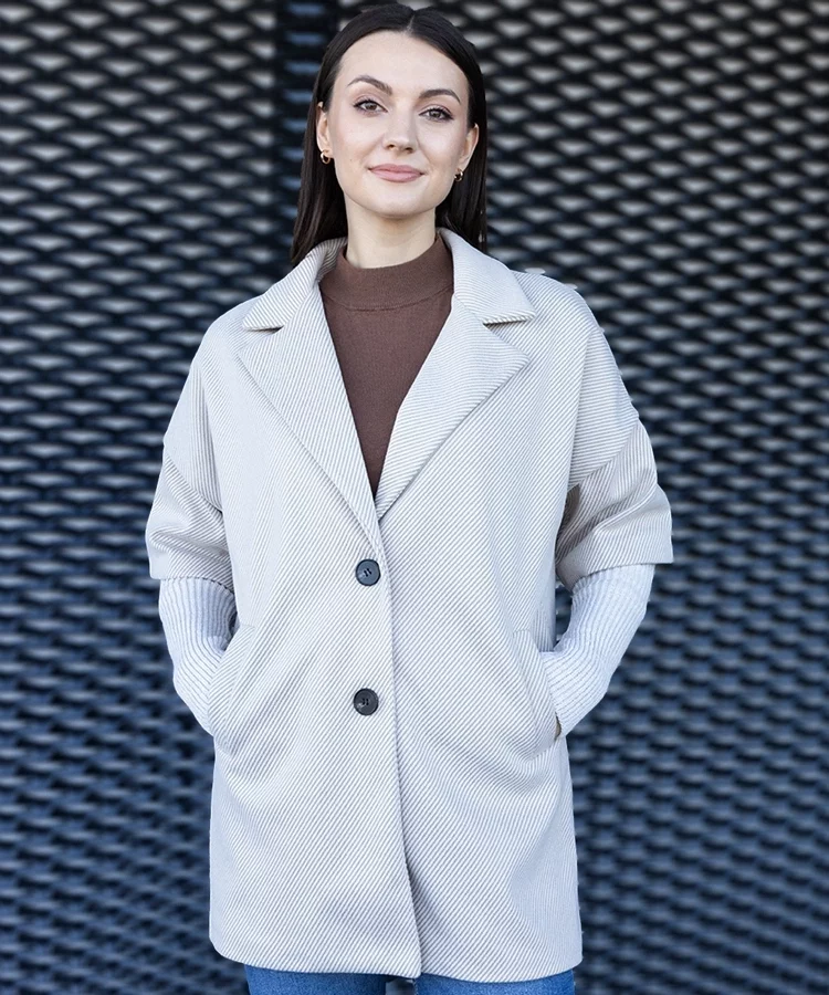 Beżowy płaszcz ze sweterkowymi rękawami Sameha