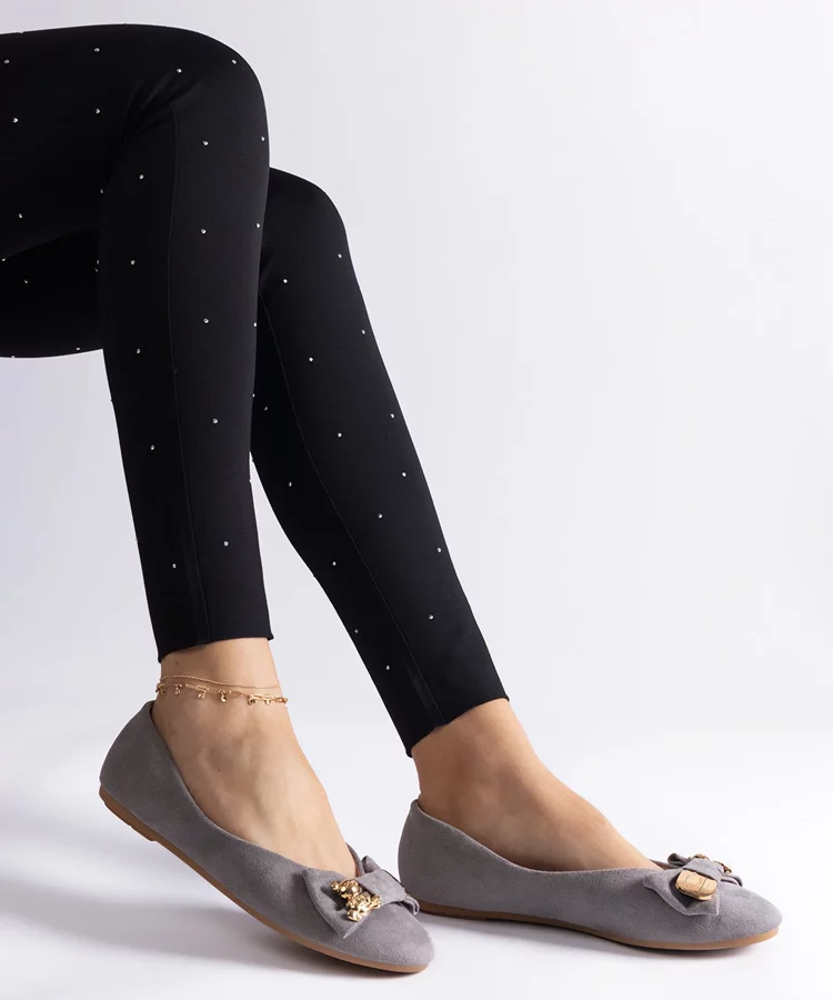 Szare balerinki zdobione kokardką i broszką Esdras