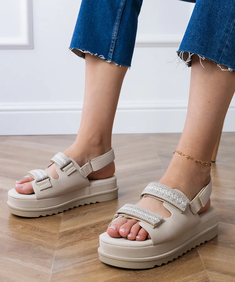 Beżowe sandały z haftowanymi paskami na platformie Jenisej