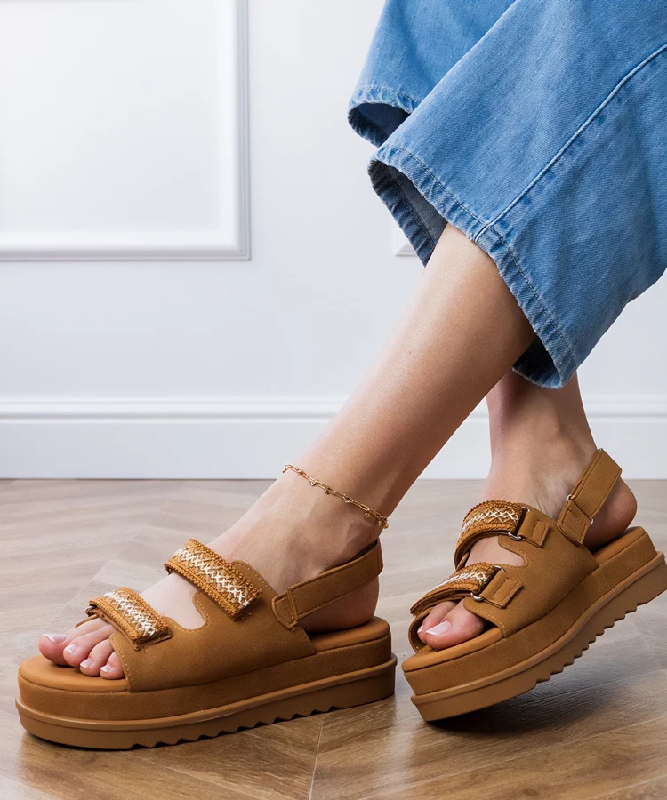 Karmelowe sandały z haftowanymi paskami na platformie Jenisej