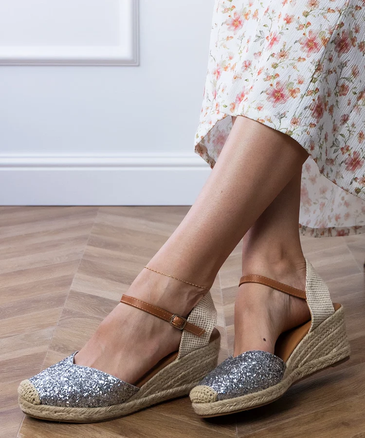 Srebrne sandały brokatowe na koturnie Saluni