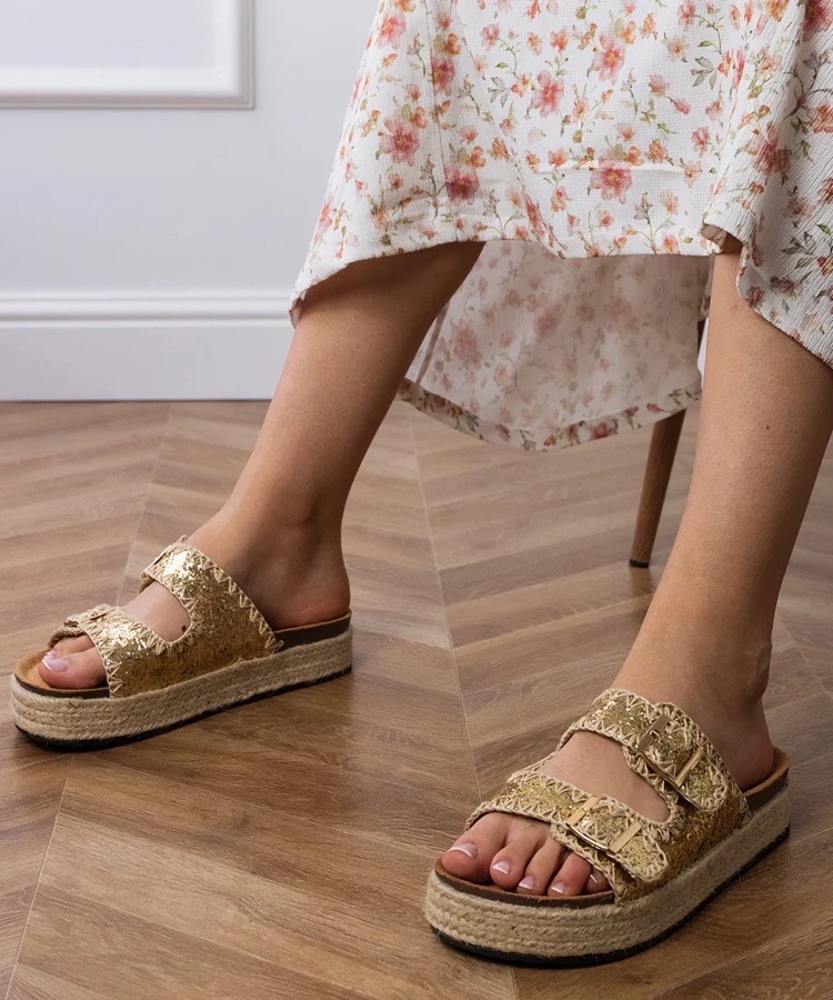 Złote klapki espadryle brokatowe z klamerkami Induri