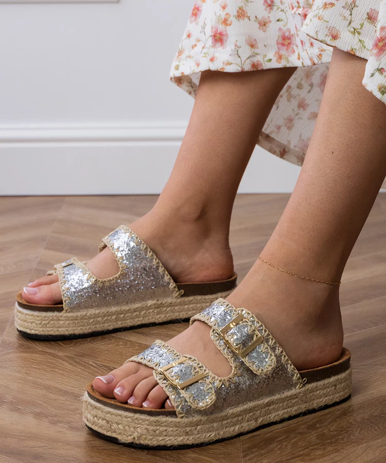 Srebrne klapki espadryle brokatowe z klamerkami Induri