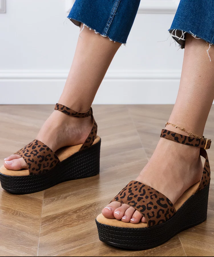 Panterkowe sandały na platformie z ekozamszu Ganra