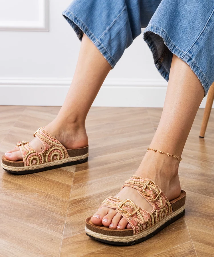 Różowe klapki etniczne z klamrami na paskach Zebrina