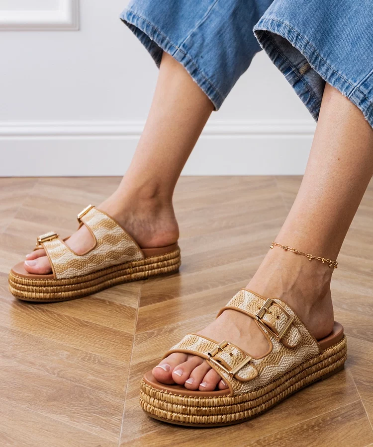 Beżowe klapki z klamrami na paskach Rider