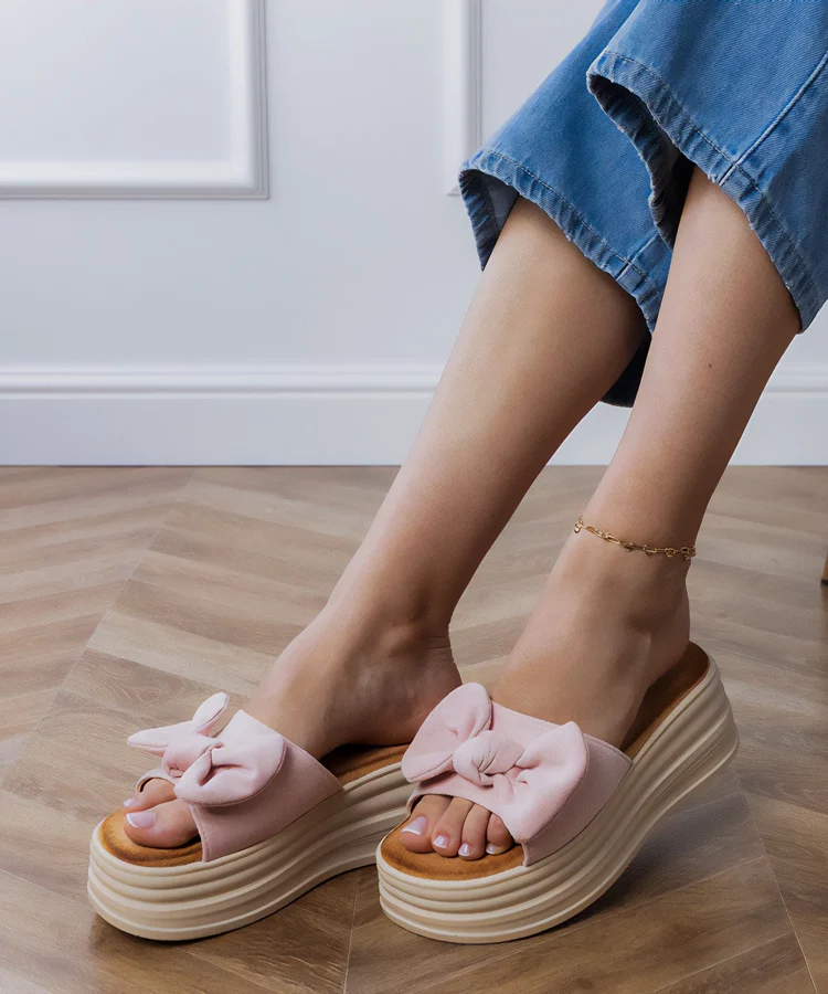 Różowe klapki na platformie z kokardką Ados