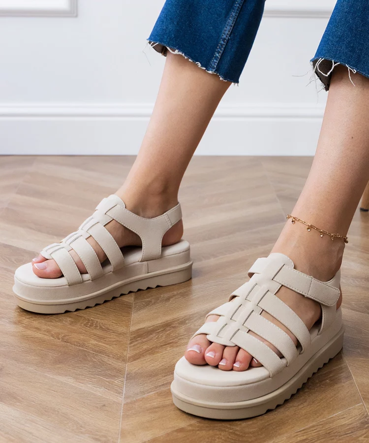 Beżowe sandały gladiatorki na platformie Hartos