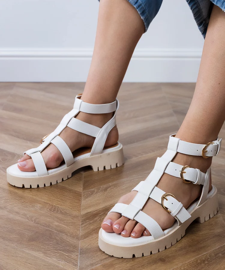 Białe sandały gladiatorki zapinane na kostcę Badana