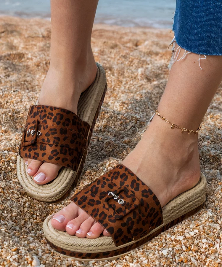 Panterkowe klapki na platformie z ozdobną klamerką Lunda