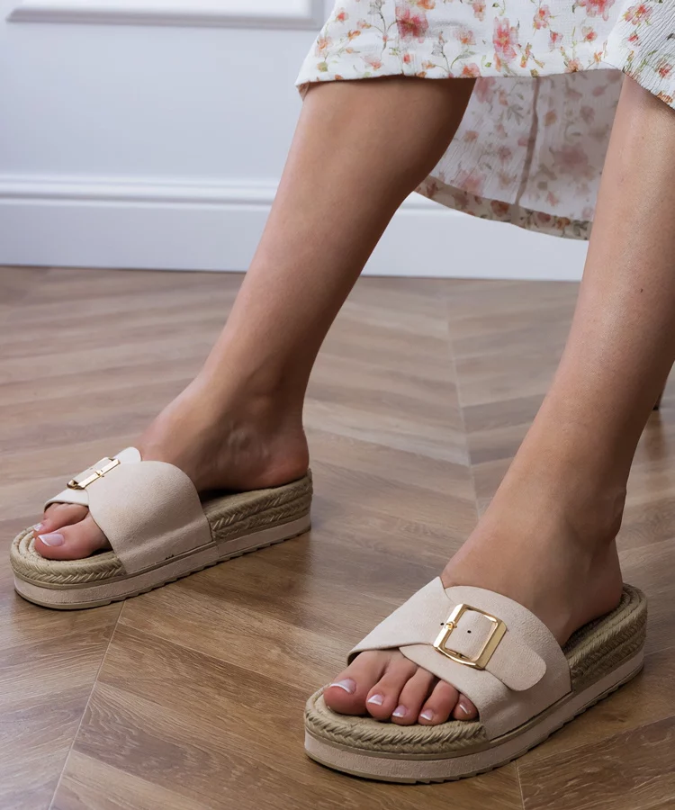 Beżowe klapki na platformie z klamerką na pasku Umsa