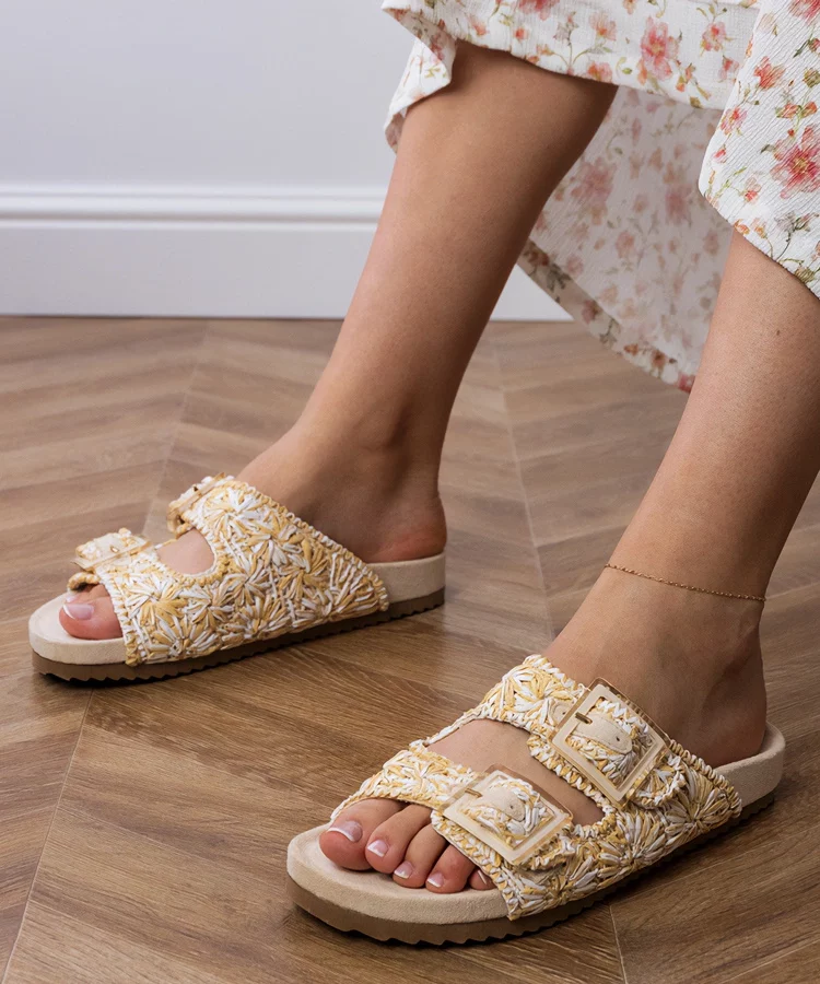 Beżowe klapki szydełkowe z klamrami na paskach Firada