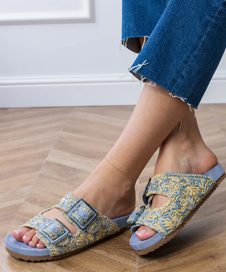 Niebieskie klapki szydełkowe z klamrami na paskach Firada