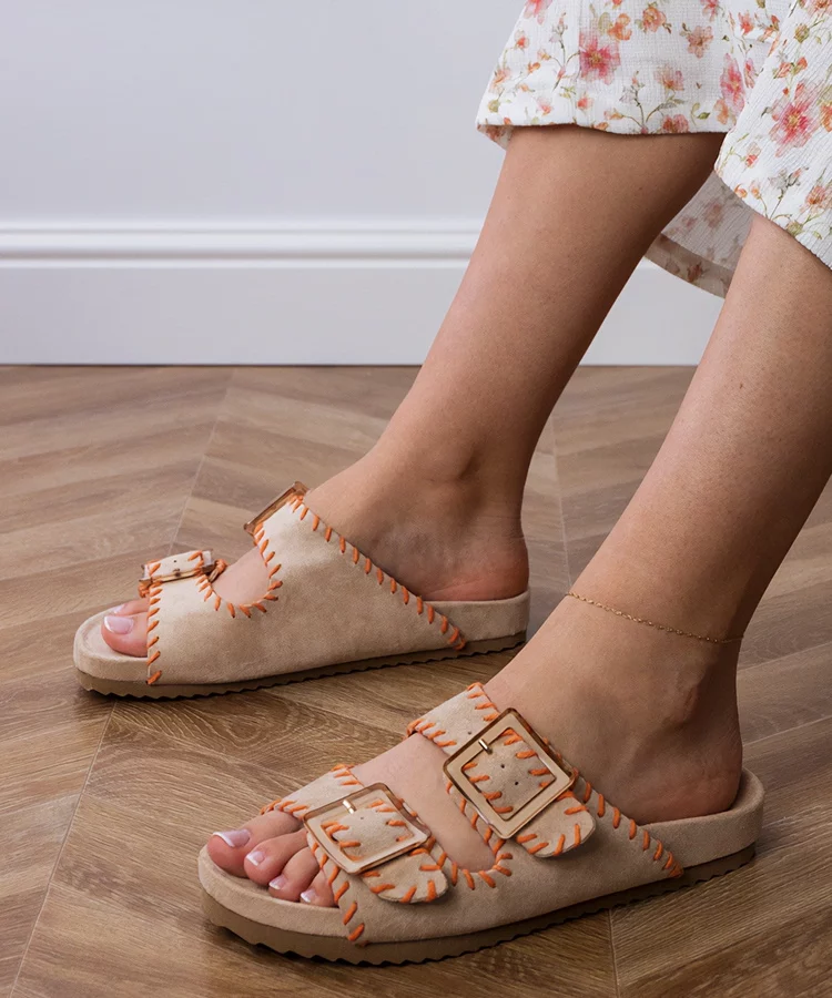 Beżowe klapki z klamrami i haftem na paskach Kim