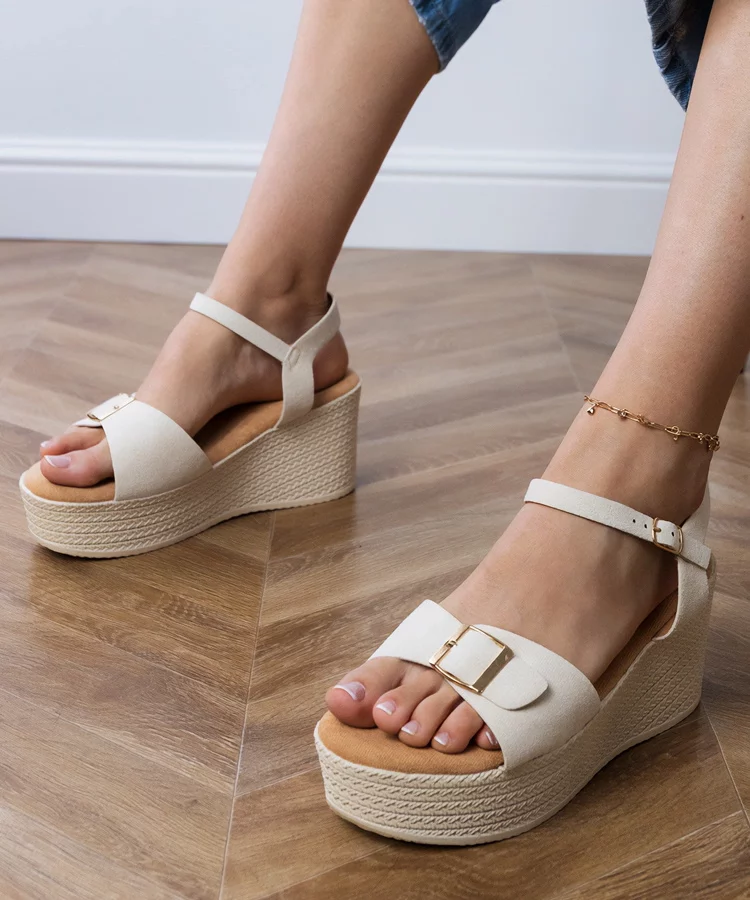 Beżowe sandały damskie z ozdobną klamerką Sarni