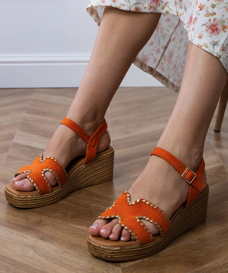 Pomarańczowe sandały z haftowaniem na brzegach Lurisa