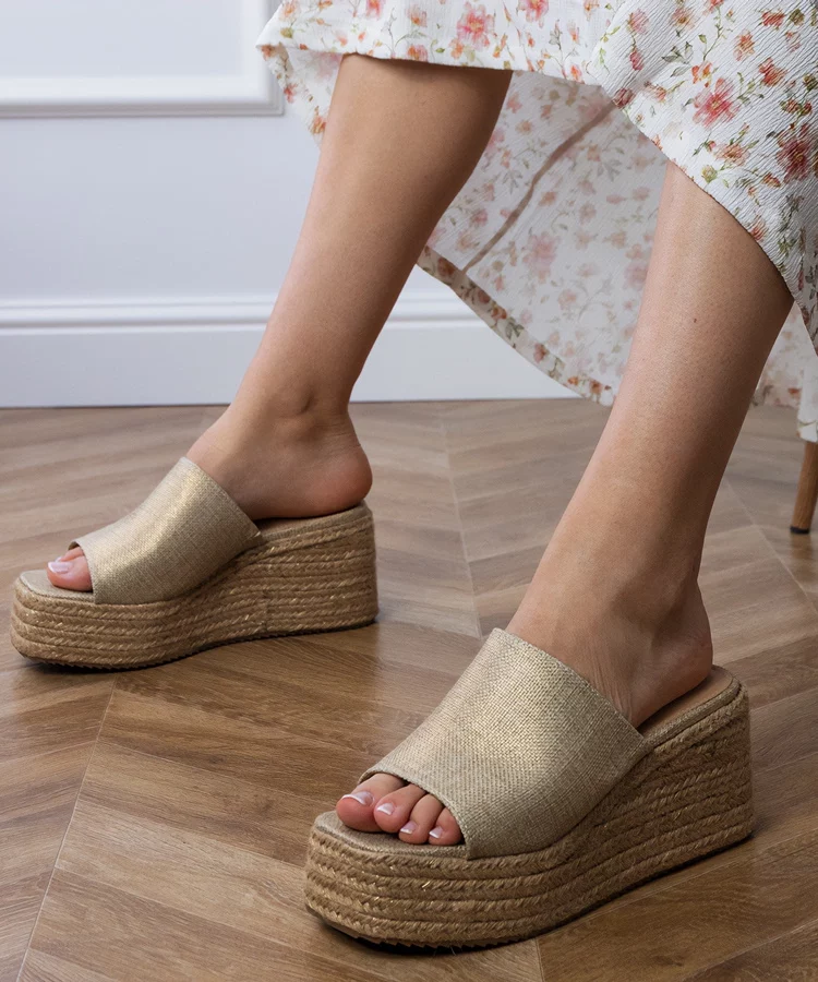 Złote klapki espadryle klasyczne na platformie Lutes