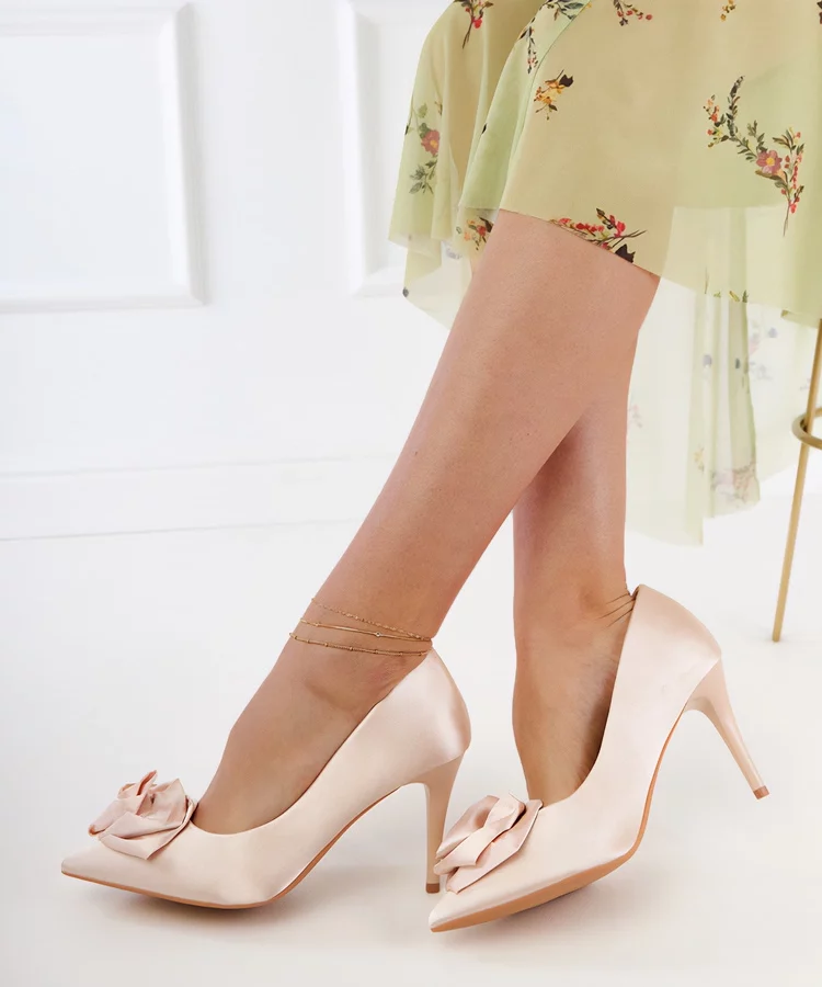 Beżowe czółenka satynowe z kwiatkiem Klerita