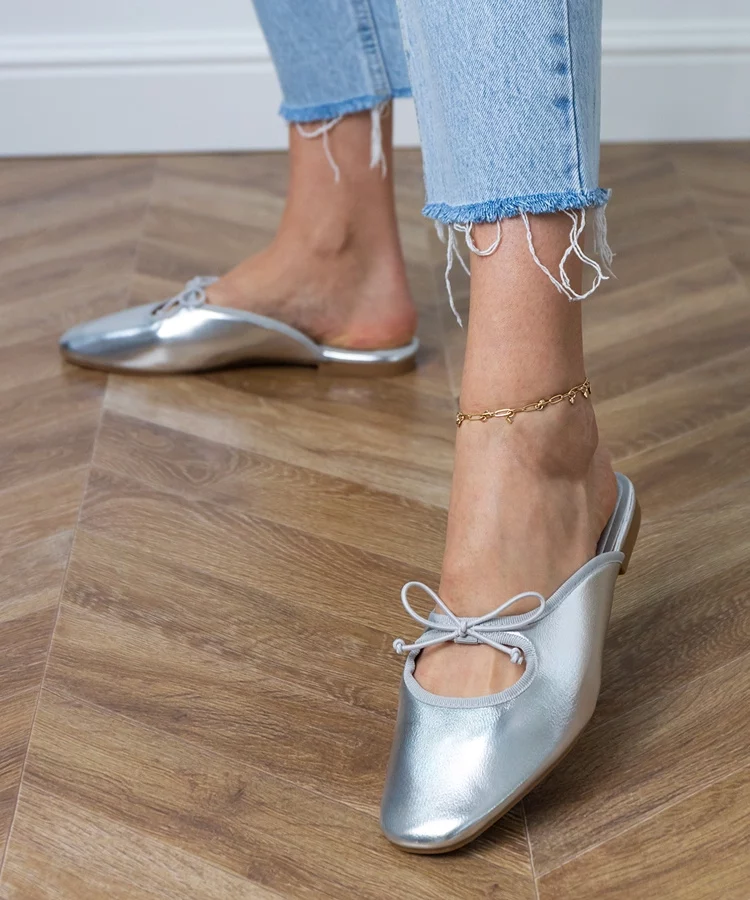 Srebrne klapki zabudowane na płaskiej podeszwie Matila