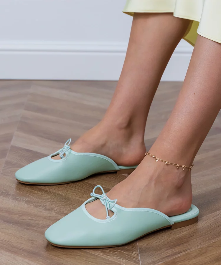 Zielone klapki zabudowane na płaskiej podeszwie Matila