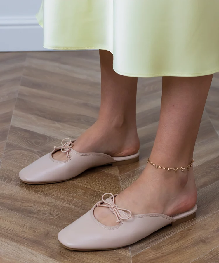 Beżowe klapki zabudowane na płaskiej podeszwie Matila