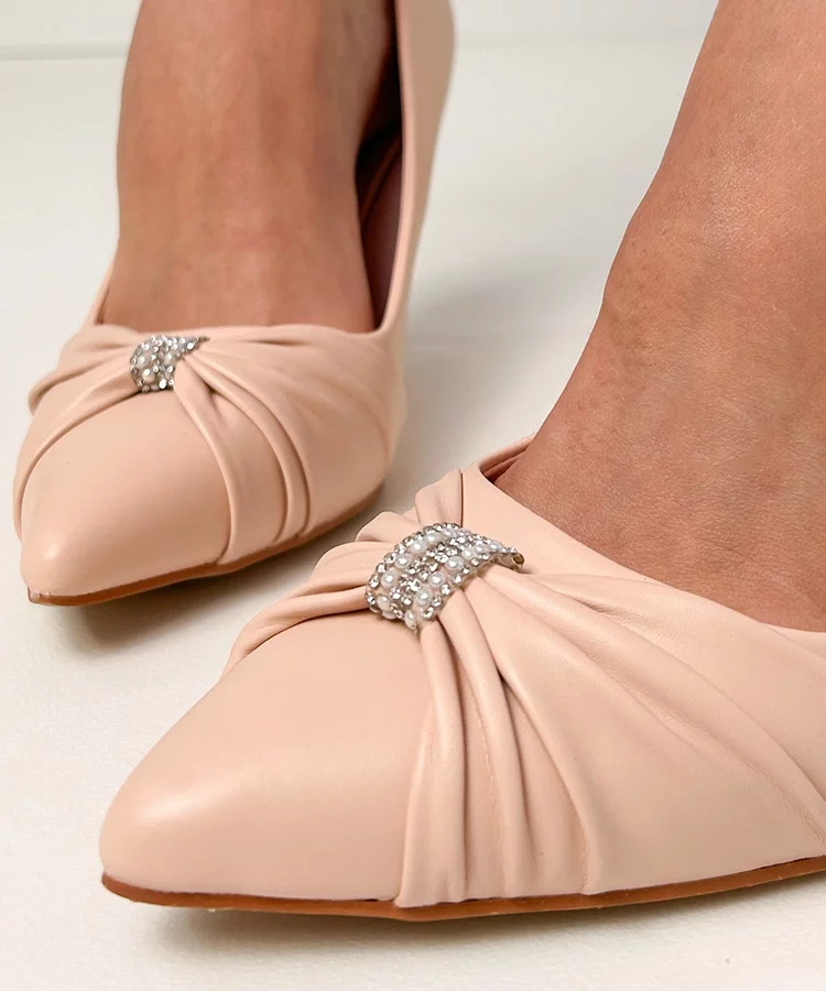 Beżowe klasyczne czółenka na szpilce z cyrkoniami Bronney