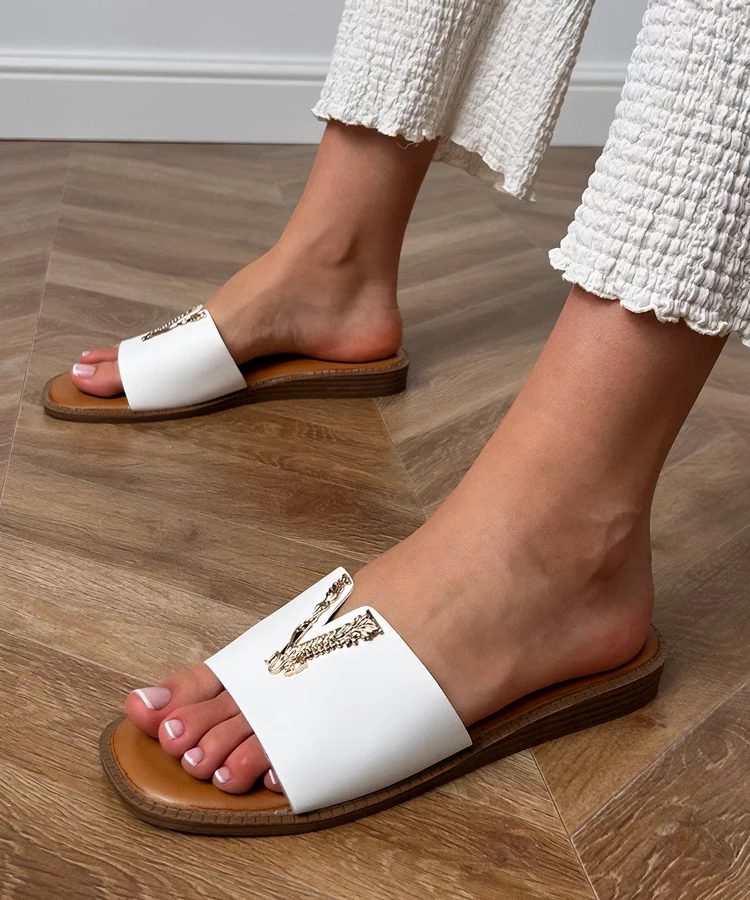 Białe klapki ze złotą ozdobą  Flavis