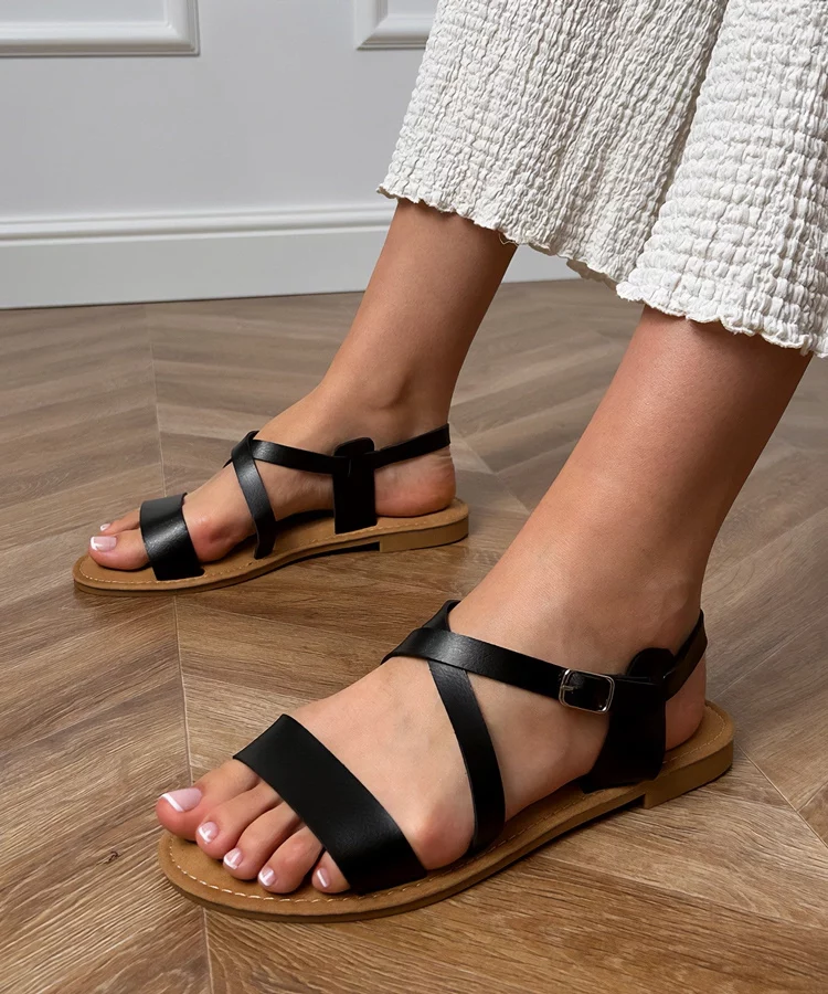 Czarne sandały płaskie z paskiem Kallis