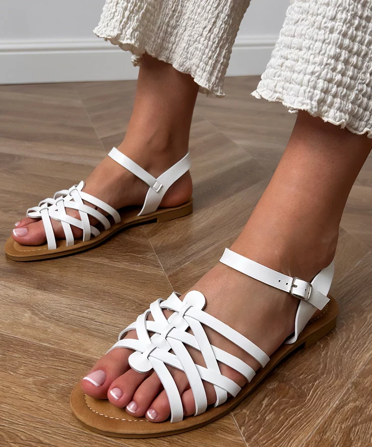 Białe sandały plecione na płaskiej podeszwie Selvira