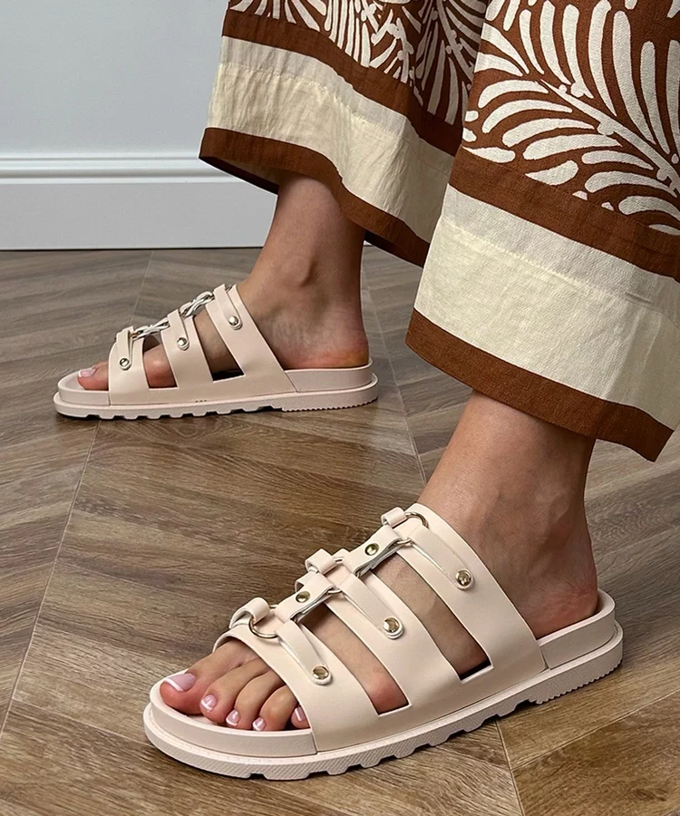 Beżowe klapki rzymskie z ćwiekami Elenois