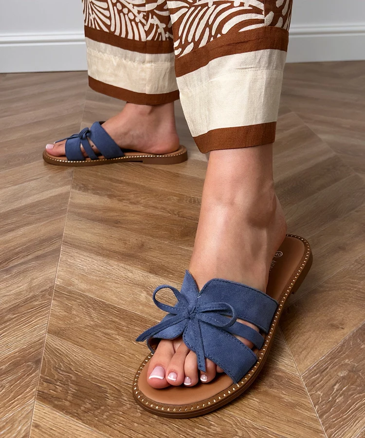 Niebieskie klapki z kokardką i zdobieniem na brzegach Favira