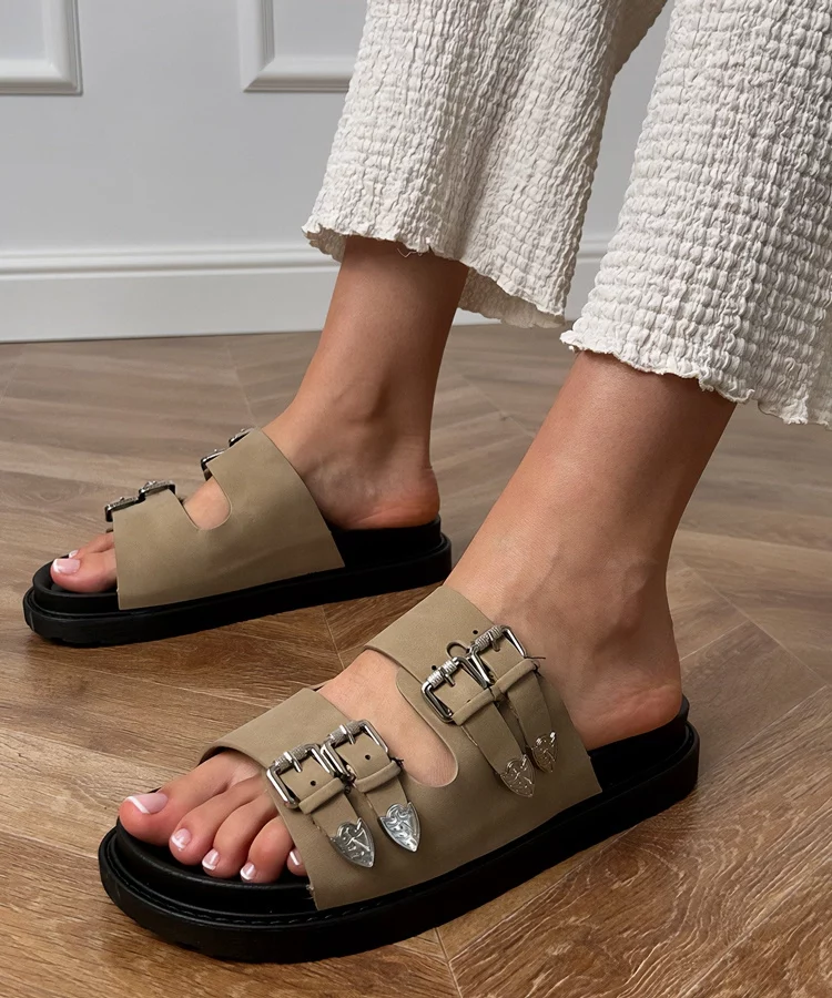 Zielone damskie klapki z ozdobnymi klamrami Fetta