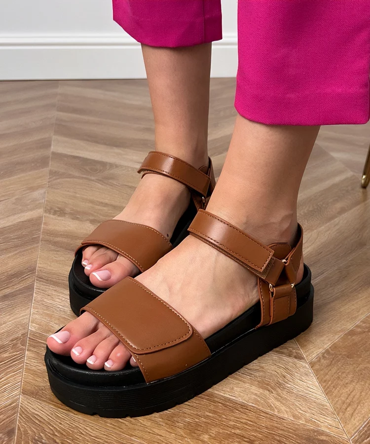 Brązowe sandały z ekoskóry na platformie Trensi