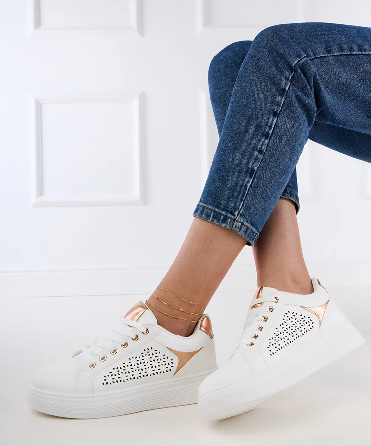 Białe sneakersy ze złotymi wstawkami na platformie Remmi