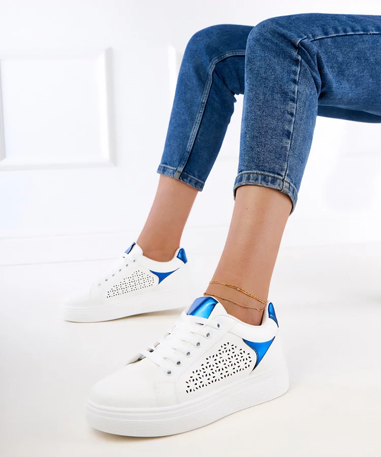 Białe sneakersy z niebieskimi wstawkami na platformie Remmi