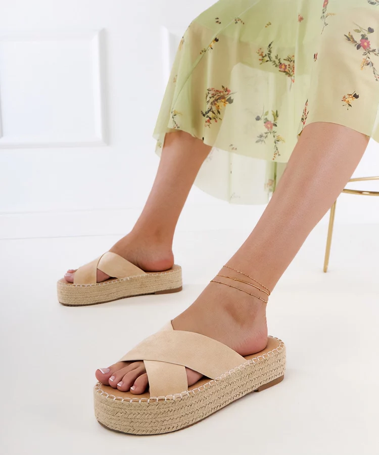 Beżowe klapki espadryle z paskami na platformie Jerisa